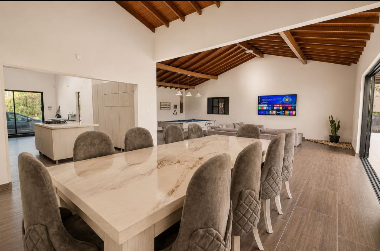 Comedor principal en mármol