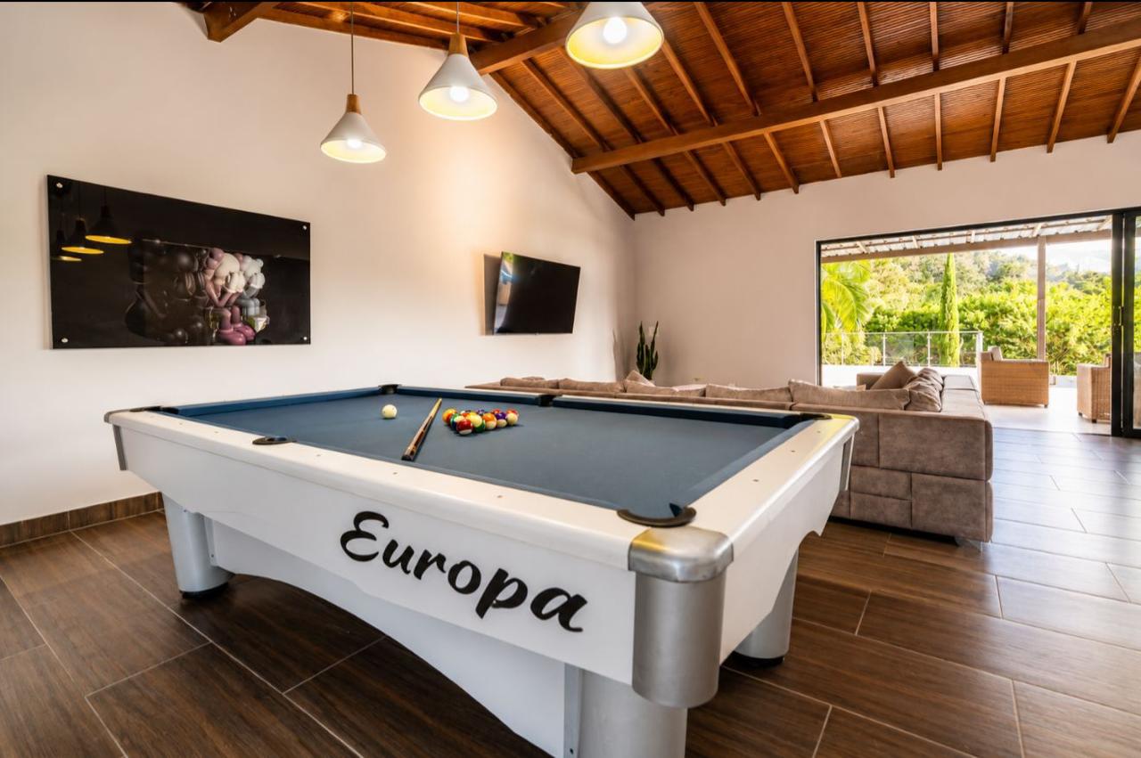 Sala de juegos con mesa de billar